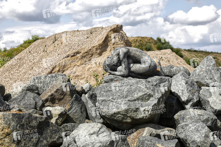 NATURE ART: Black Stones Bodypainting