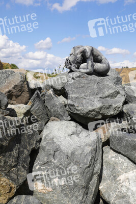 NATURE ART: Black Stones Bodypainting