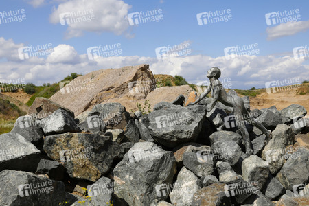 NATURE ART: Black Stones Bodypainting