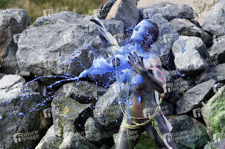 NATURE ART: Black Stones Bodypainting