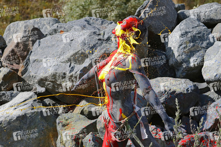 NATURE ART: Black Stones Bodypainting