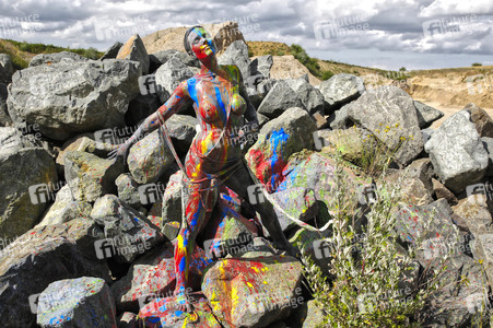 NATURE ART: Black Stones Bodypainting