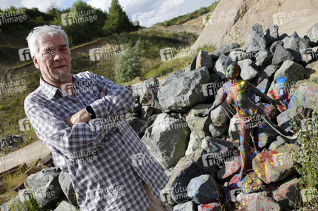 NATURE ART: Black Stones Bodypainting