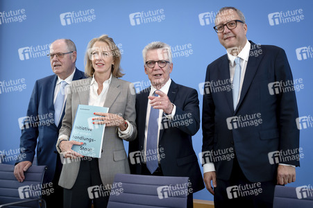 Bundespressekonferenz 'Abschlussbericht der Initiative für einen handlungsfähigen Staat' in Berlin
