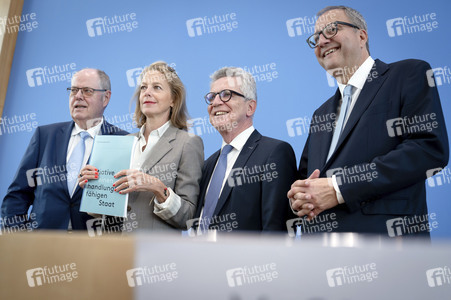 Bundespressekonferenz 'Abschlussbericht der Initiative für einen handlungsfähigen Staat' in Berlin