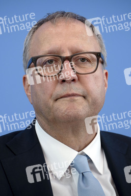 Bundespressekonferenz 'Abschlussbericht der Initiative für einen handlungsfähigen Staat' in Berlin