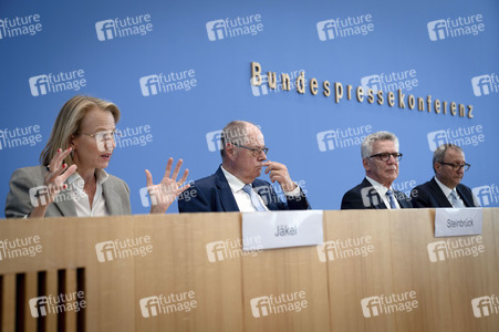 Bundespressekonferenz 'Abschlussbericht der Initiative für einen handlungsfähigen Staat' in Berlin