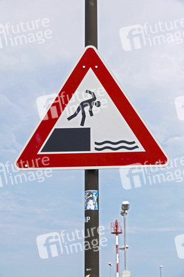 Symbolfoto Warnschild ungesichertes Ufer