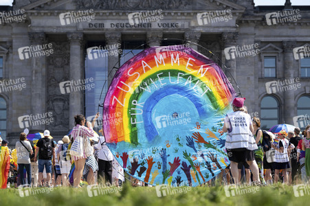 Protest gegen das Verbot der Regenbogenfahne am Reichtagsgebäude in Berlin