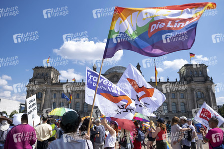 Protest gegen das Verbot der Regenbogenfahne am Reichtagsgebäude in Berlin
