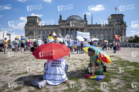 Protest gegen das Verbot der Regenbogenfahne am Reichtagsgebäude in Berlin