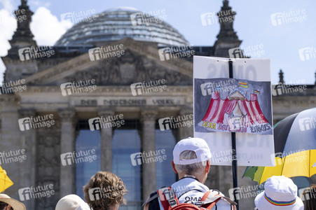 Protest gegen das Verbot der Regenbogenfahne am Reichtagsgebäude in Berlin