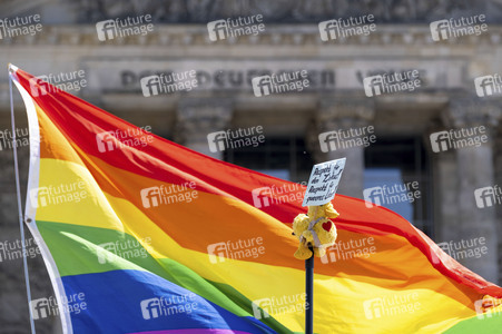 Protest gegen das Verbot der Regenbogenfahne am Reichtagsgebäude in Berlin
