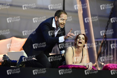 Theaterpremiere 'Jedermann' bei den Thurn und Taxis Schlossfestspielen in Regensburg