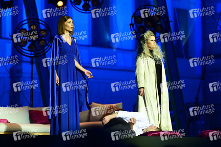 Theaterpremiere 'Jedermann' bei den Thurn und Taxis Schlossfestspielen in Regensburg