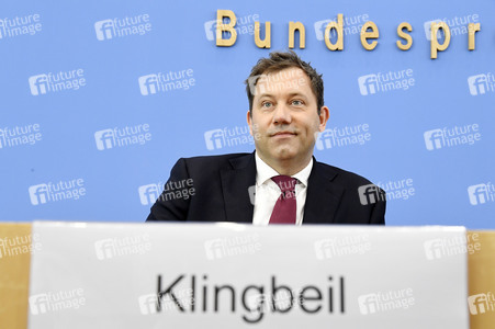 Bundespressekonferenz 'Regierungsentwurf des Bundeshaushalts 2026 und Finanzplan 2027-2029' in Berlin