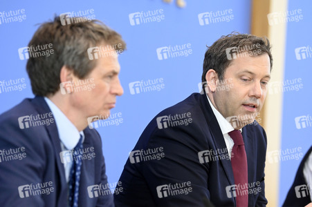 Bundespressekonferenz 'Regierungsentwurf des Bundeshaushalts 2026 und Finanzplan 2027-2029' in Berlin