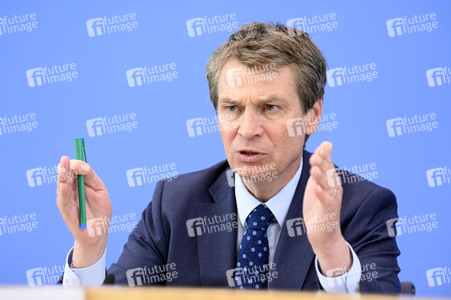 Bundespressekonferenz 'Regierungsentwurf des Bundeshaushalts 2026 und Finanzplan 2027-2029' in Berlin