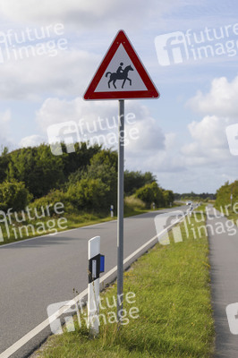 Symbolfoto Verkehrszeichen 'Achtung, Reiter'