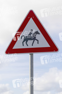 Symbolfoto Verkehrszeichen 'Achtung, Reiter'