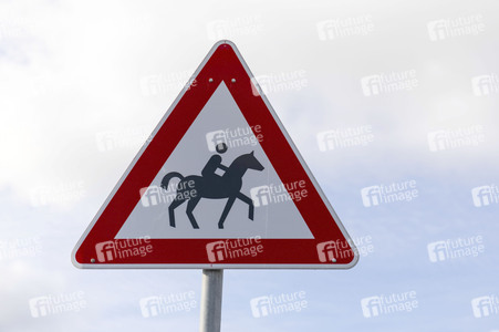 Symbolfoto Verkehrszeichen 'Achtung, Reiter'