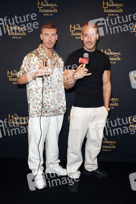 Felix Lobrecht bei der Präsentation seiner Wachsfigur in Berlin