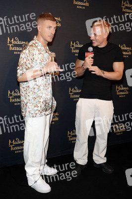 Felix Lobrecht bei der Präsentation seiner Wachsfigur in Berlin