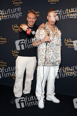 Felix Lobrecht bei der Präsentation seiner Wachsfigur in Berlin