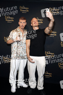 Felix Lobrecht bei der Präsentation seiner Wachsfigur in Berlin