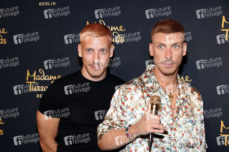 Felix Lobrecht bei der Präsentation seiner Wachsfigur in Berlin