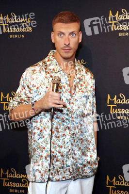 Felix Lobrecht bei der Präsentation seiner Wachsfigur in Berlin