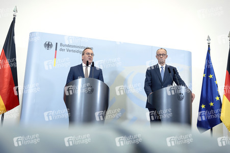 Friedrich Merz und Boris Pistorius beim Pressestatement zu Kabinettsthemen in Berlin