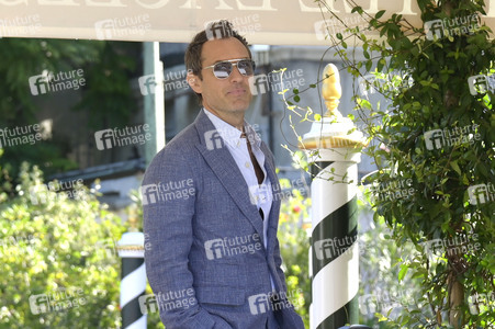 Ankunft von Jude Law am Hotel Excelsior, Internationale Filmfestspiele von Venedig 2025