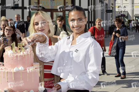 Photocall zum 15-jährigen Jubiläum des Designer Outlet Berlin in Wustermark
