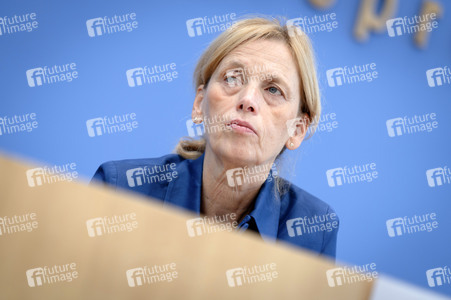 Bundespressekonferenz 'Kinder- und Jugendschutz in der digitalen Welt' in Berlin