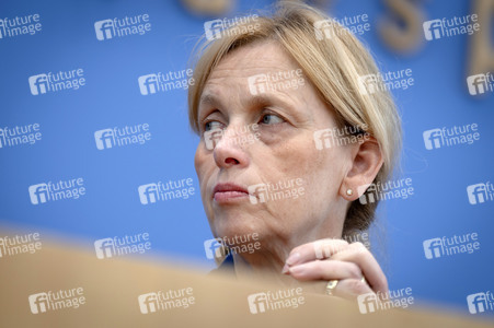 Bundespressekonferenz 'Kinder- und Jugendschutz in der digitalen Welt' in Berlin