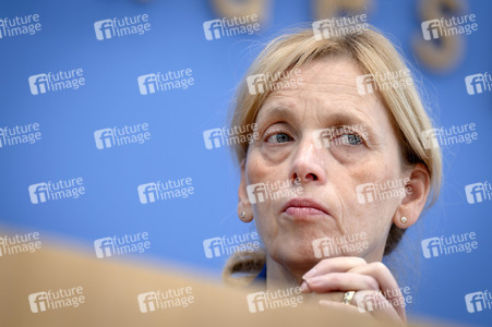 Bundespressekonferenz 'Kinder- und Jugendschutz in der digitalen Welt' in Berlin