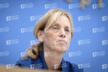 Bundespressekonferenz 'Kinder- und Jugendschutz in der digitalen Welt' in Berlin