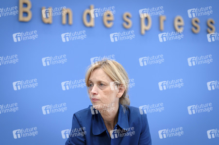 Bundespressekonferenz 'Kinder- und Jugendschutz in der digitalen Welt' in Berlin