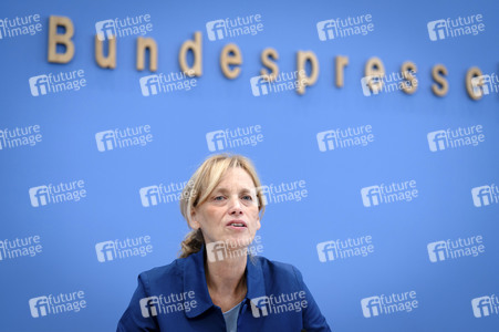 Bundespressekonferenz 'Kinder- und Jugendschutz in der digitalen Welt' in Berlin