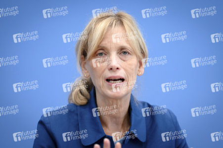 Bundespressekonferenz 'Kinder- und Jugendschutz in der digitalen Welt' in Berlin