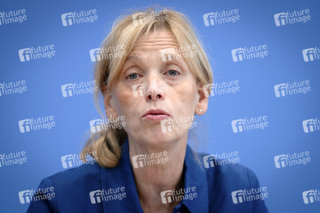 Bundespressekonferenz 'Kinder- und Jugendschutz in der digitalen Welt' in Berlin