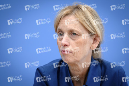 Bundespressekonferenz 'Kinder- und Jugendschutz in der digitalen Welt' in Berlin