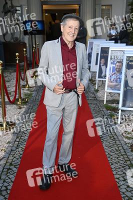 Theaterpremiere 'Der eingebildet Kranke' und 90. Geburtstag von Dieter Hallervorden in Berlin