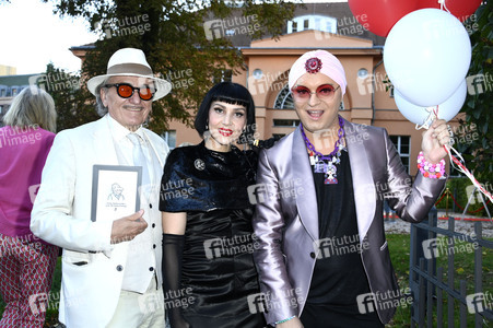 Theaterpremiere 'Der eingebildet Kranke' und 90. Geburtstag von Dieter Hallervorden in Berlin