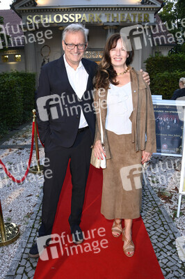 Theaterpremiere 'Der eingebildet Kranke' und 90. Geburtstag von Dieter Hallervorden in Berlin