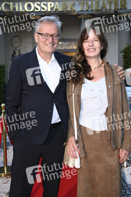 Theaterpremiere 'Der eingebildet Kranke' und 90. Geburtstag von Dieter Hallervorden in Berlin