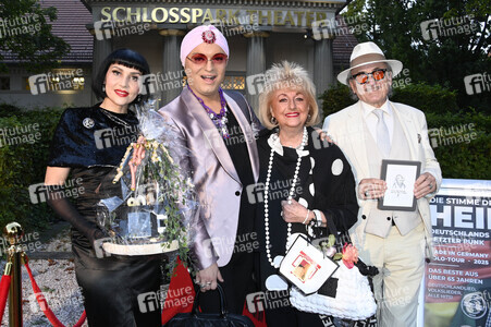 Theaterpremiere 'Der eingebildet Kranke' und 90. Geburtstag von Dieter Hallervorden in Berlin