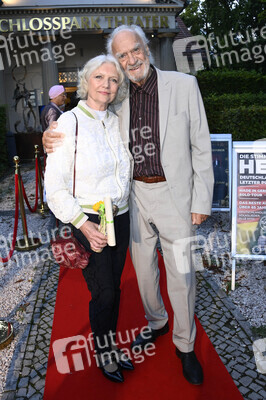 Theaterpremiere 'Der eingebildet Kranke' und 90. Geburtstag von Dieter Hallervorden in Berlin