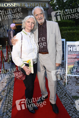 Theaterpremiere 'Der eingebildet Kranke' und 90. Geburtstag von Dieter Hallervorden in Berlin